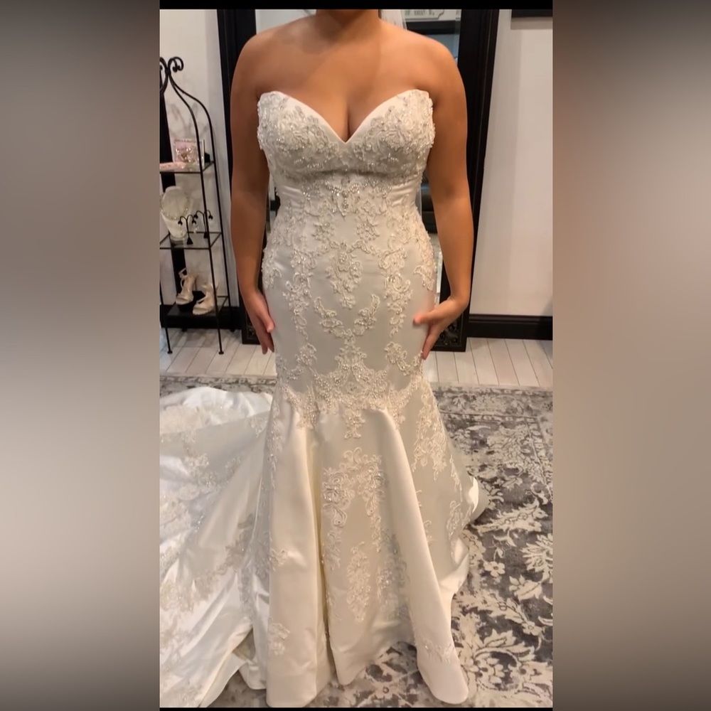 Cream Sweetheart Strapless Wedding Gown